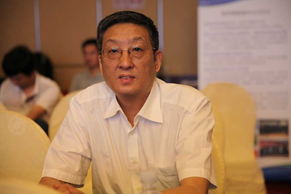 谢胜和理事长在认真听嘉宾报告